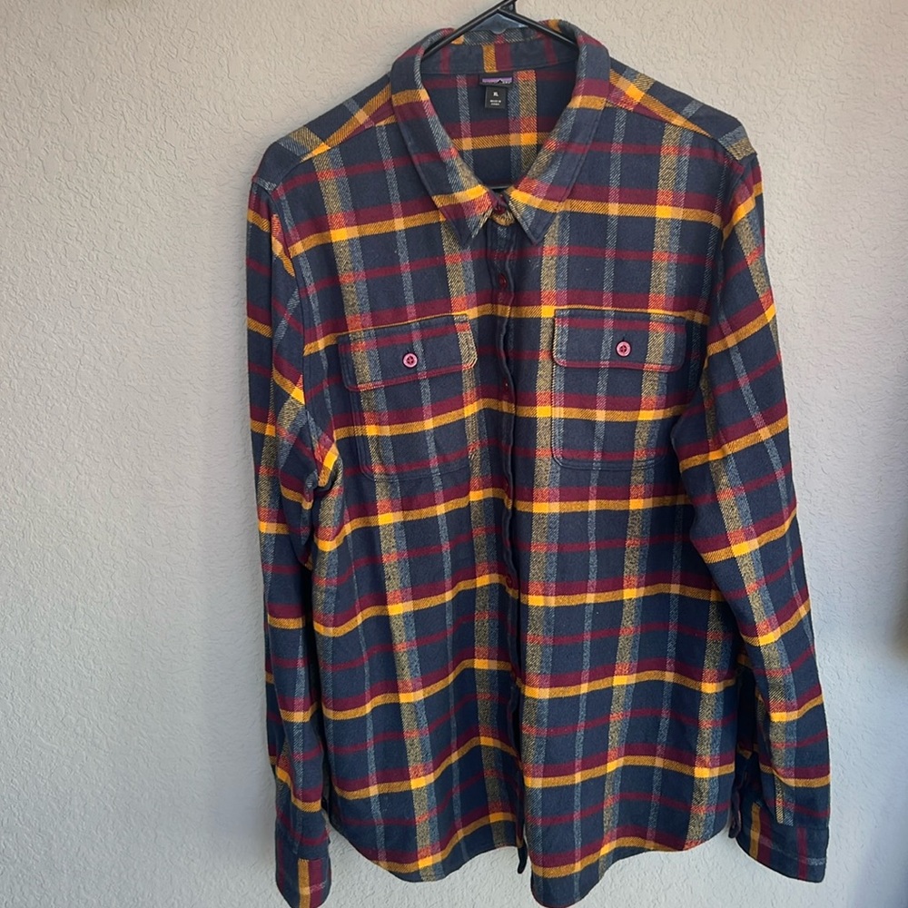 Patagonia multicolor flannel (Women’s XL / Mens L)